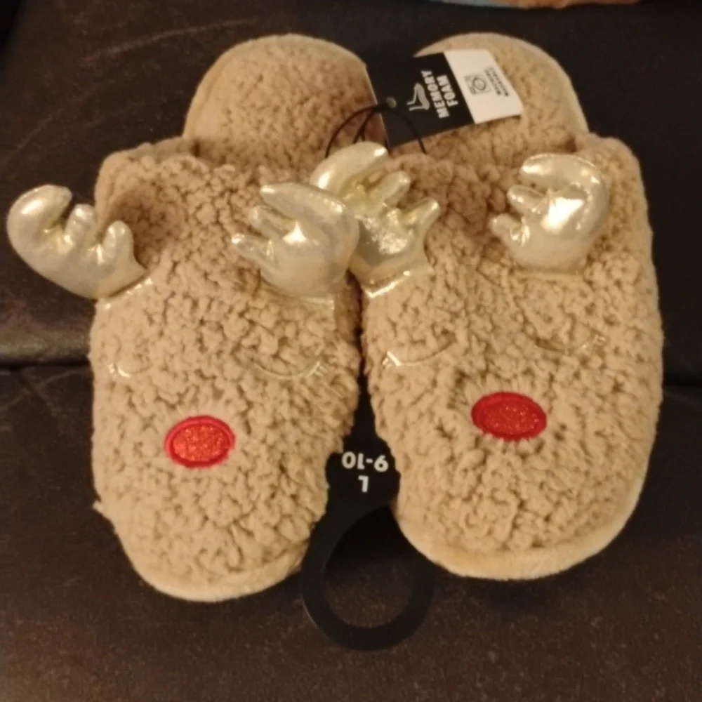 New Rudolph the red nosed reindeer throw, plush and slippers bundle - Picture 4 of 5